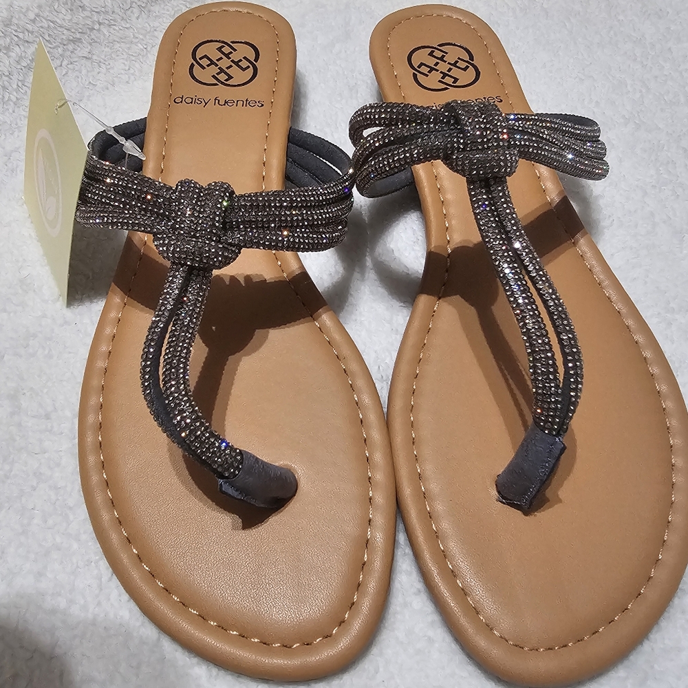 Daisy Fuentes Garu Pewter Black and Tan Sandals Size 7 New In Box T Strap